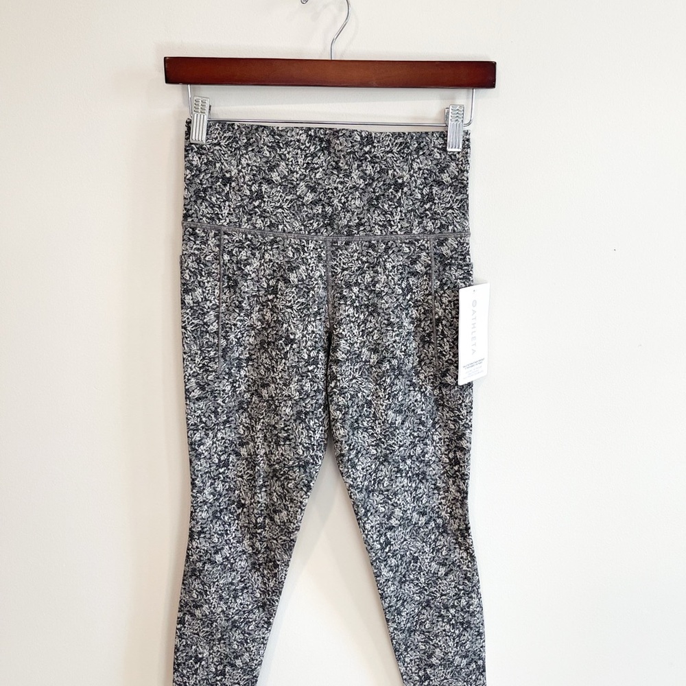 Athleta Salutation Stash Pocket Textured 7/8 tight. Size small- new with tags